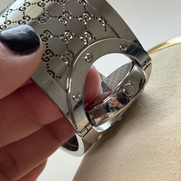 Gucci Wide Twirl Watch Bangle Silver Emboss Logo Swiss Made Mother Of Pearl 90s - Picture 3 of 9
